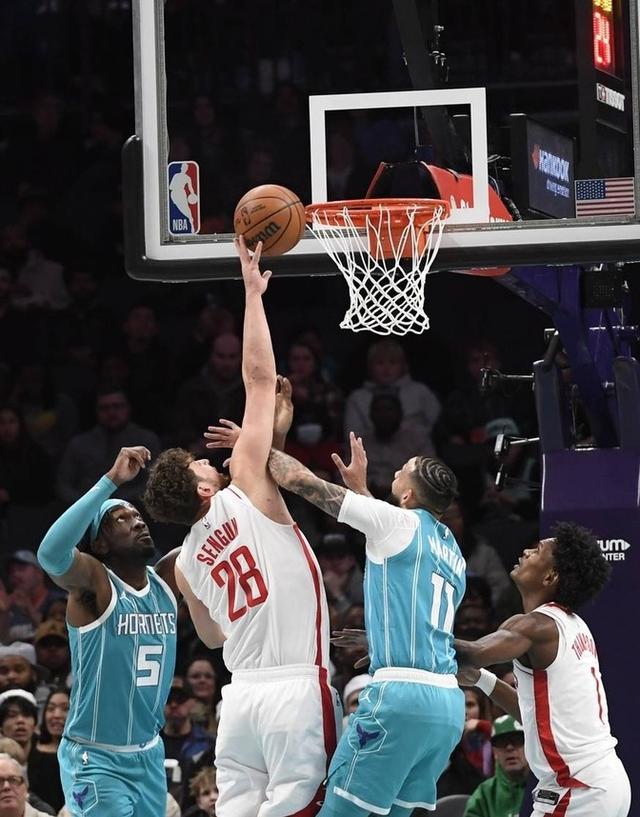 米兰体育APP :格林绝杀时刻，威金斯点燃赛场，黄蜂迎来胜利！