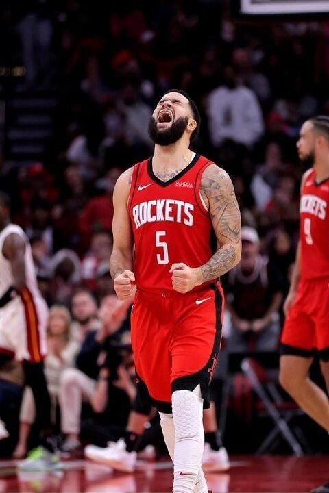 米兰体育APP :莱万多夫斯基赛事官方发布问鼎冠军新规，热火争议不断！